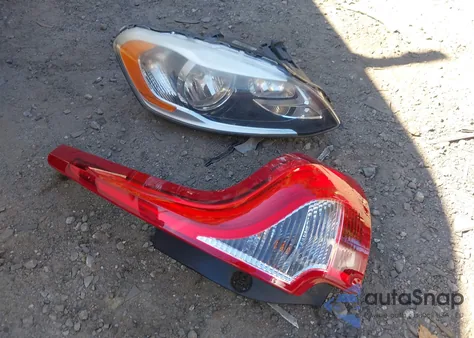 2016 Volvo Xc60 T5 Premier z USA, uszkodzony, nr VIN YV4612RK5G2831142